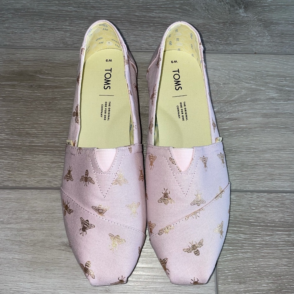 NWOT Women’s Toms- Size 9